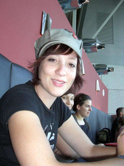 Nora kurz vor dem Abflug in Frankfurt